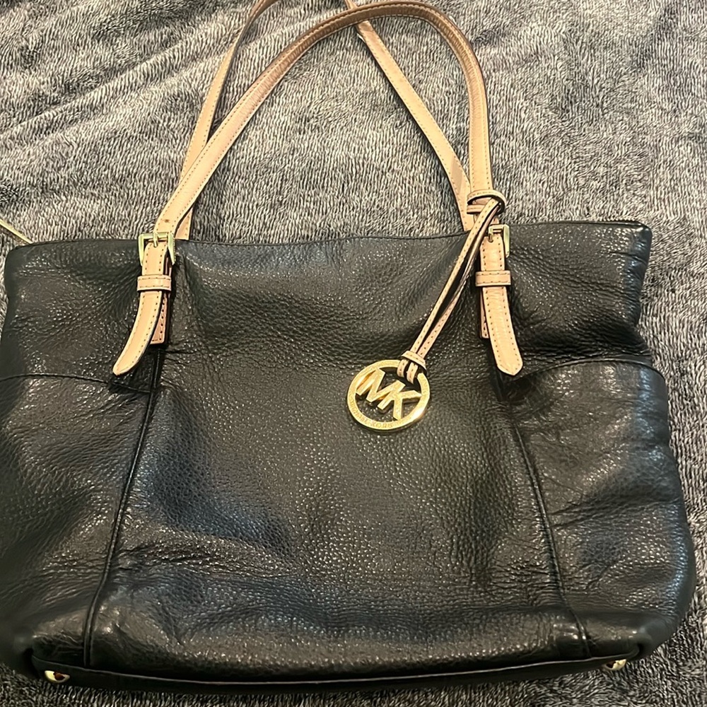 Reposh: used MK leather purse. Non-smoking home goods condition.